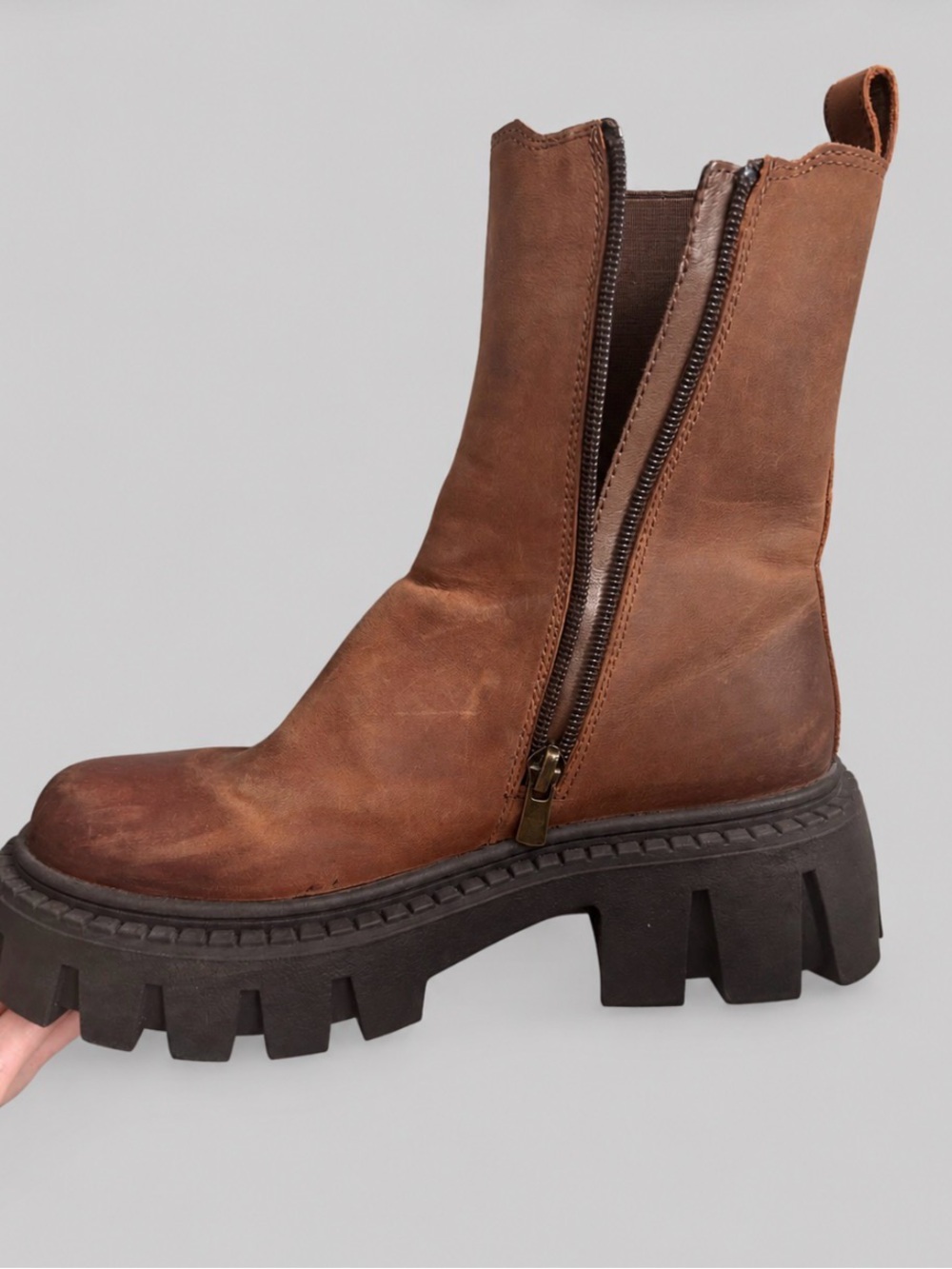 Steve Madden Women’s “CHARGES” brown leather lug-sole Chelsea boots - Picture 4 of 6